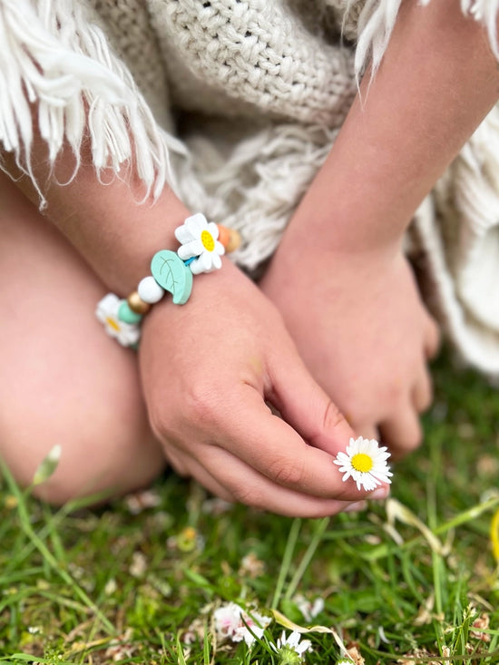 Load image into Gallery viewer, Daisy Bracelet Gift Kit
