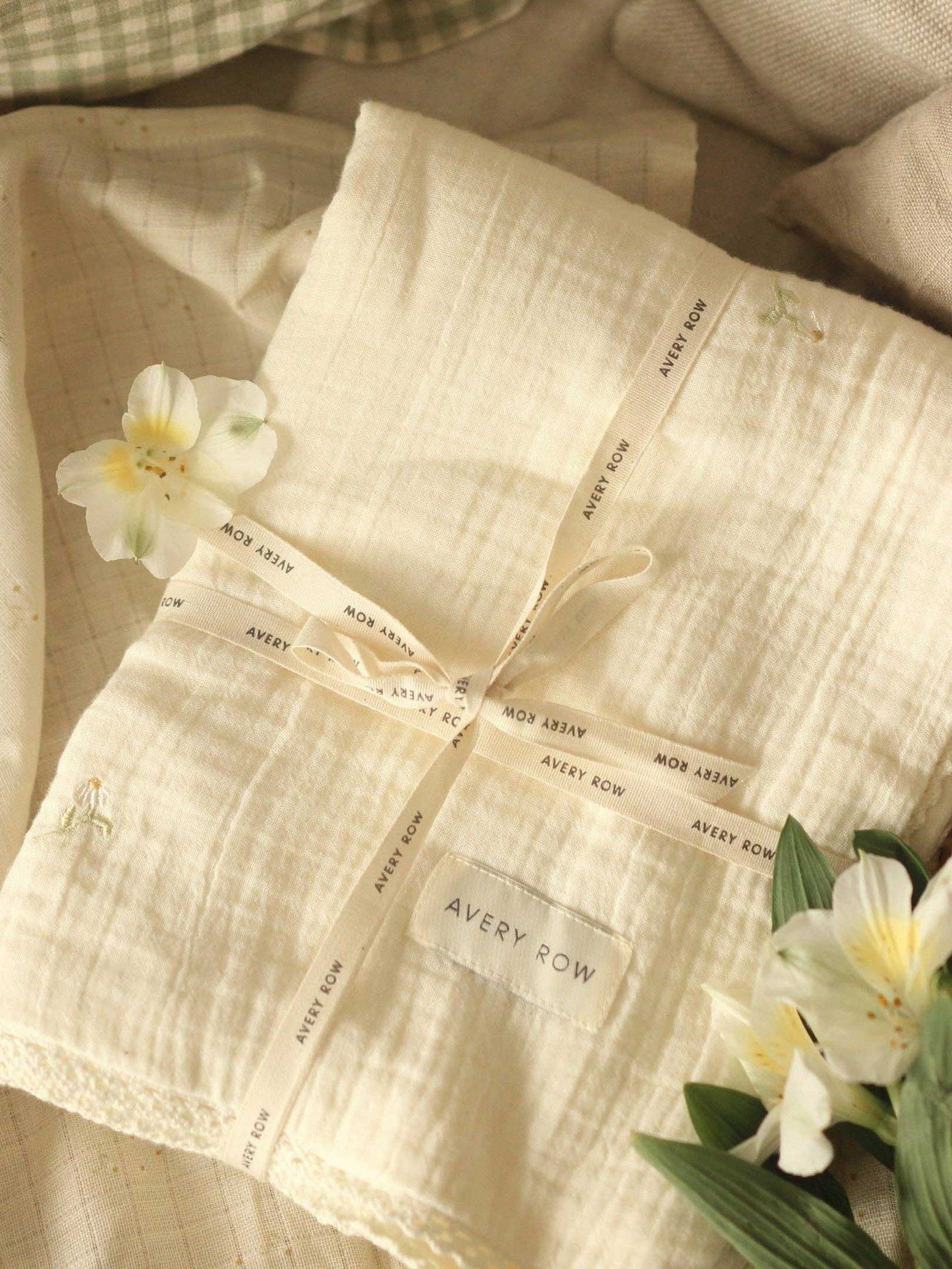 Wild Chamomile Embroidered Muslin Blanket