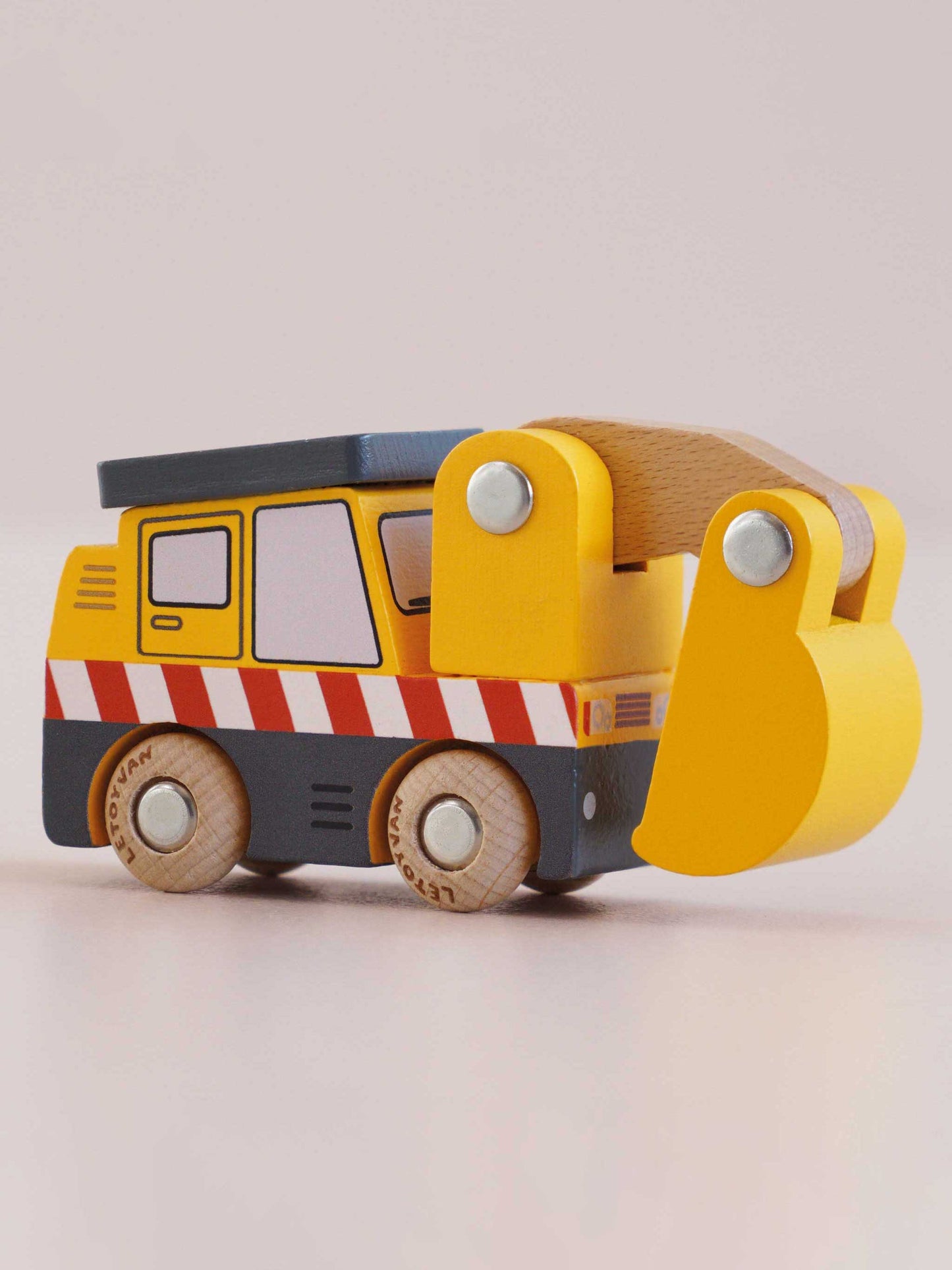 No.37 Eddie Wooden Digger
