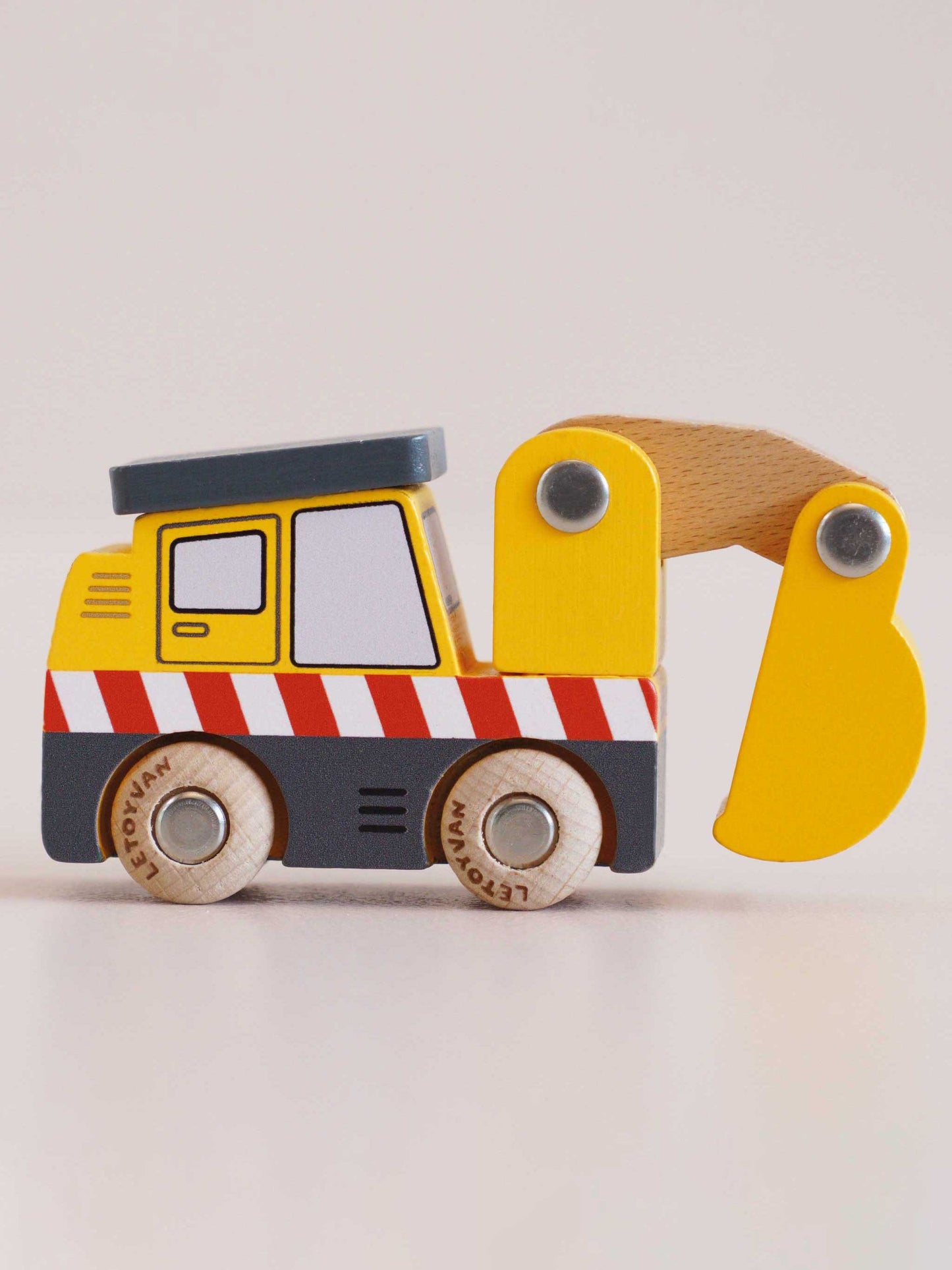 No.37 Eddie Wooden Digger