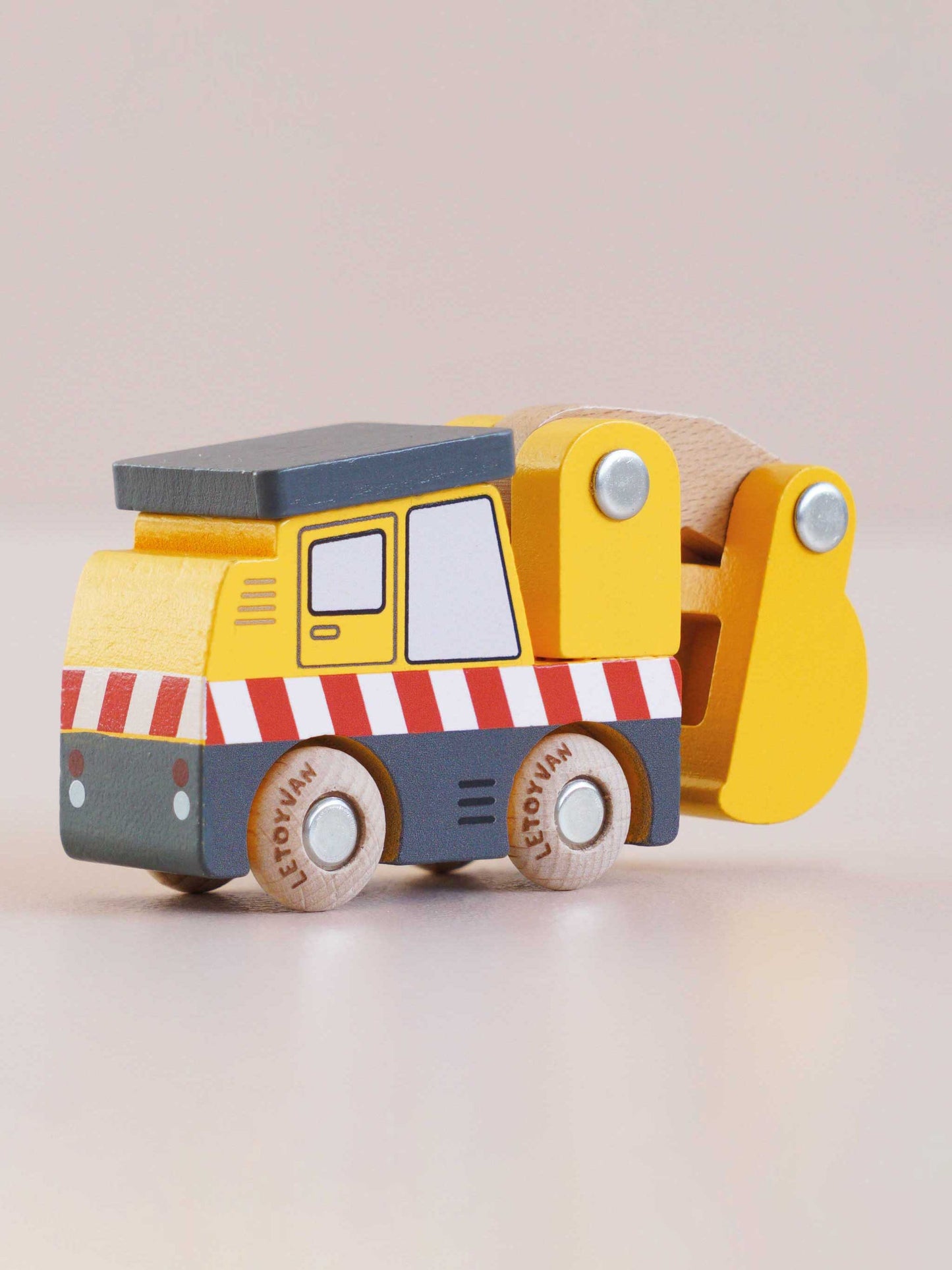 No.37 Eddie Wooden Digger
