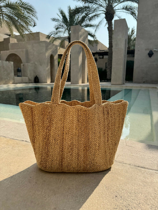 Load image into Gallery viewer, Natural Scallop Tote
