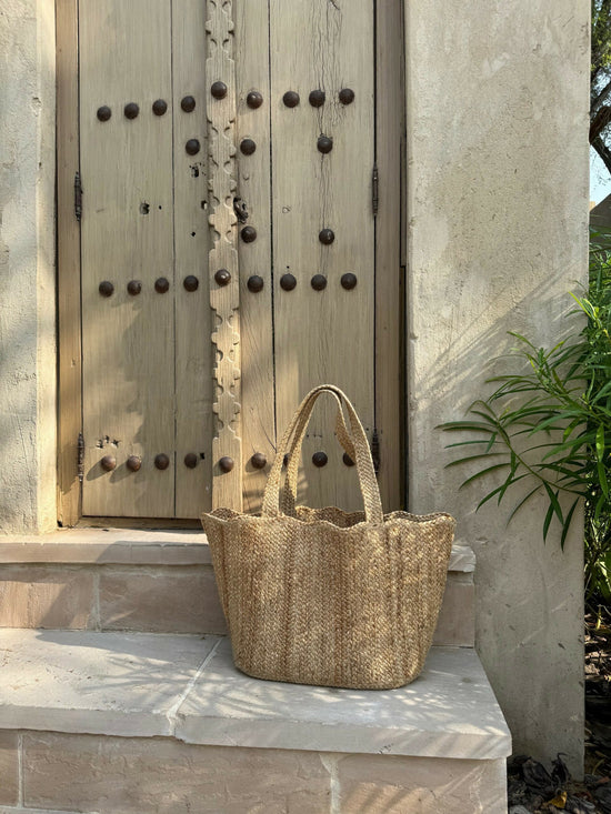 Load image into Gallery viewer, Natural Scallop Tote
